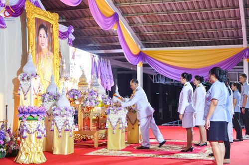 ภาพ No.138982:กิจกรรมเฉลิมพระเกียรติ สมเด็จพระนางเจ้าฯ พระบรมราชินี เนื่องในโอกาสวันเฉลิมพระชนมพรรษา พิธีเจริญพระพุทธมนต์ , ทำบุญตักบาตรพระสงฆ์ ถวายพระราชกุศล , พิธีถวายเครื่องราชสักการะ , และพิธีจุดเทียนถวายพระพรชัยมงคล วันที่ 3 มิถุนายน พ.ศ. 2567 ณ อาคารโถงช้าง วัดพ