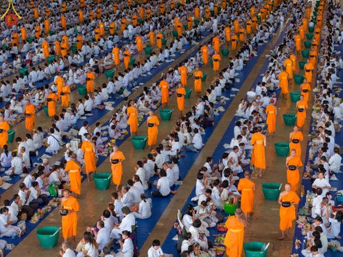 ภาพ No.139085:พิธีตักบาตร , พิธีบูชาข้าวพระ ณ ห้องแก้วสารพัด 1 สภาธรรมกายสากล วัดพระธรรมกาย วันอาทิตย์ต้นเดือนที่ 2 มิถุนายน พ.ศ. 2567