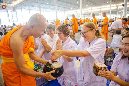 ภาพ No.177596:พิธีตักบาตรและพิธีบูชาข้าวพระ ในวันอาทิตย์ต้นเดือนที่ 1 ธันวาคม พ.ศ. 2567 ณ สภาธรรมกายสากล วัดพระธรรมกาย