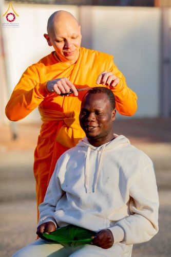 ภาพ No.231182:วันศุกร์ที่ 27 มิถุนายน พ.ศ. 2568 พิธีตัดปอยผมและพิธีปลงผมนาคธรรมทายาทแห่งทวีปแอฟริกา พ.ศ. 2568  โครงการบรรพชาอุปสมบทพระธรรมทายาทนานาชาติแห่งทวีปแอฟริกา ครั้งที่ 2 ณ วัดพระธรรมกายโจฮันเนสเบิร์ก สาธารณรัฐแอฟริกาใต้