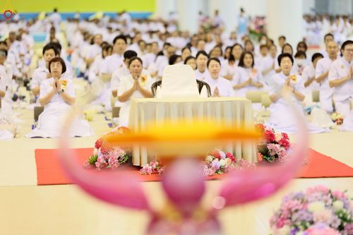 ภาพ No.251274:วันที่ 10 ตุลาคม พ.ศ. 2568 พิธีปฏิบัติธรรม ในวันคล้ายวันเกิด 141 ปี พระมงคลเทพมุนี (สด จนฺทสโร) พระผู้ปราบมาร ณ สภาธรรมกายสากล วัดพระธรรมกาย