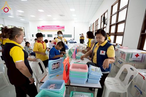 ภาพ No.230367:วันจันทร์ที่ 30 มิถุนายน พ.ศ. 2568 เจ้าอาวาสวัดพระธรรมกาย เยี่ยมอนุโมทนาให้กำลังใจ บุคลากรทางการแพทย์-เจ้าหน้าที่ผู้ปฏิบัติงาน โครงการรถตัดแว่นสายตาเคลื่อนที่สภากาชาดไทย เพื่อเด็กนักเรียนในชนบท พื้นที่จังหวัดปทุมธานี