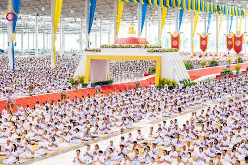 ภาพ No.264322:วันอาทิตย์ที่ 2 พฤศจิกายน พ.ศ. 2568 พิธีบูชาข้าวพระ ณ สภาธรรมกายสากล วัดพระธรรมกาย