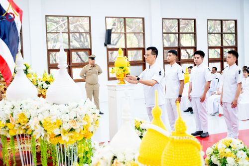 ภาพ No.276035:วันที่ 5 ธันวาคม พ.ศ. 2568 พสกนิกรอำเภอคลองหลวง พร้อมใจบำเพ็ญกุศลอุทิศถวาย “ในหลวงรัชกาลที่ 9” น้อมรำลึกในพระมหากรุณาธิคุณ เนื่องในวันคล้ายวันพระบรมราชสมภพ วันชาติ และวันพ่อแห่งชาติ ณ อาคารปลูกศรัทธา 2 วัดพระธรรมกาย อำเภอคลองหลวง จังหวัดปทุมธานี