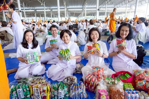 ภาพ No.221996:วันที่ 4 พฤษภาคม พ.ศ. 2568 พิธีตักบาตร เนื่องในวันอาทิตย์ต้นเดือน ณ บ้านแก้วเรือนทองคุณยายฯ วัดพระธรรมกาย