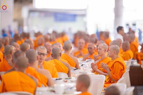 ภาพ No.143202:พิธีถวายภัตตาหารเพื่อเป็นกำลังแห่งการเข้าถึงธรรม ของพระภิกษุสามเณร วัดพระธรรมกาย วันเสาร์ที่ 6 กรกฏาคม พ.ศ. 2567 ณ หอฉันคุณยายอาจารย์ วัดพระธรรมกาย จ.ปทุมธานี