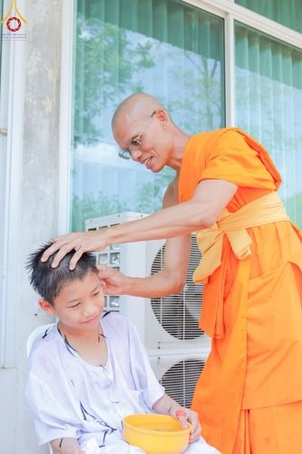 ภาพ No.216207:วันเสาร์ที่ 5 เมษายน พ.ศ. 2568 พิธีตัดปอยผม พิธีขอขมาผู้ปกครอง พิธีขอขมามอบผ้าไตร พิธีบรรพชา พิธีถวายบาตรสามเณร ณ ศูนย์ปฏิบัติธรรมและศูนย์อบรมเยาวชนเพชรบุรี ต.ท่าแลง อ.ท่ายาง จ.เพชรบุรี