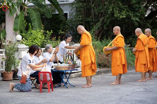 ภาพ No.136065:พระธรรมทายาท โครงการบวชพระนานาชาติ AEC & WAB ผู้บริหารรุ่นที่ 2 บิณฑบาต ณ หอฉันคุณยายอาจารย์ฯ เมืองแก้วมณี หมู่บ้านแก้วพุทธรักษา วันที่ 28 เมษายน พ.ศ. 2567