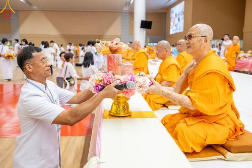 ภาพ No.149083:พิธีถวายคิลานเภสัชและอุปกรณ์ทางการแพทย์ เนื่องในวันธรรมชัย วันอาทิตย์ที่ 18 สิงหาคม พ.ศ. 2567 ณ ห้องแก้วสารพัดนึก 2 สภาธรรมกายสากล วัดพระธรรมกาย