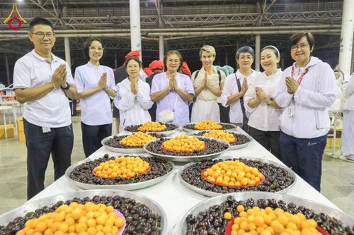 ภาพ No.204309:พิธีถวายภัตตาหารเป็นสังฆทาน แด่พระธรรมยาตรา ณ วัดพระธรรมกาย ตำบลคลองสาม อำเภอคลองหลวง จังหวัดปทุมธานี ในโครงการธรรมยาตรา กตัญญูบูชา มหาปูชนียาจารย์ พระมงคลเทพมุนี(สด จนฺทสโร) พระผู้ปราบมาร อนุสรณ์สถาน 7 แห่ง ปีที่ 13 วันที่ 31 มกราคม พ.ศ. 2568