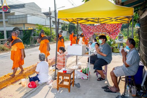 ภาพ No.107881:พิธีต้อนรับพระธรรมยาตรา ในโครงการธรรมยาตรากตัญญูบูชา มหาปูชนียาจารย์ พระมงคลเทพมุนี(สด จนฺทสโร) พระผู้ปราบมาร อนุสรณ์สถาน 7 แห่ง ปีที่ 12 วันที่ 7 มกราคม พ.ศ. 2567 ณ อนุสรณ์สถานคลองบางนางแท่น  อ.สามพราน จ.นครปฐม