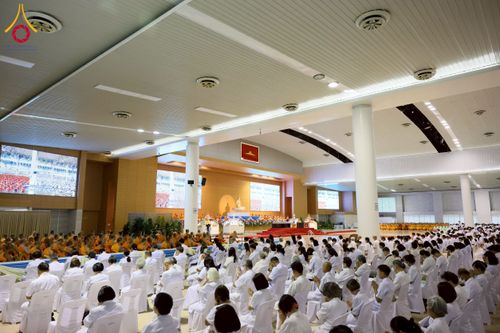 ภาพ No.232039:วันอาทิตย์ที่ 6 กรกฏาคม พ.ศ. 2568 พิธีตักบาตร ข้าวสารอาหารแห้ง  พิธีบูชาข้าวพระ สัมมนาพิเศษราชเหล็ก ณ สภาธรรมกายสากล วัดพระธรรมกาย