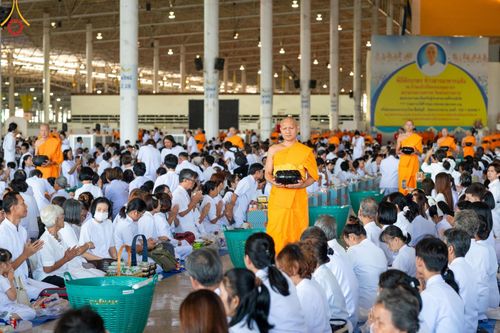 ภาพ No.167512:พิธีตักบาตรและพิธีบูชาข้าวพระ ในวันอาทิตย์ที่ 3 พฤศจิกายน พ.ศ. 2567 ณ วัดพระธรรมกาย