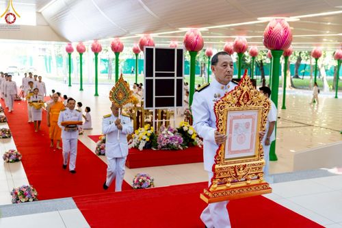 ภาพ No.214792:พิธีต้อนรับสัญญาบัตร พัดยศ พระราชวิเทศวชิรเวที (บัณฑิต วรปญฺโญ) เจ้าอาวาสวัดพระธรรมกายสกอตแลนด์ สหราชอาณาจักร ผู้ช่วยเจ้าอาวาสวัดพระธรรมกาย ณ อุโบสถพระไตรปิฏก วัดพระธรรมกาย