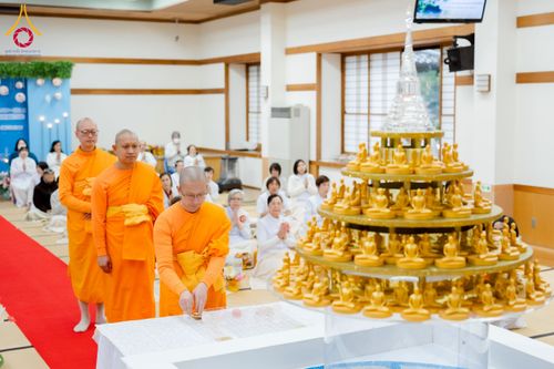 ภาพ No.220986:วันที่ 13 เมษายน พ.ศ. 2568 พิธีโปรยรัตนชาติปฐมเริ่มสถาปนาเจดีย์ และ พิธีเปิดหมู่บ้านปฏิบัติธรรม เพื่อการบรรลุธรรม ณ วัดป่าธรรมกายนานาชาติโทชิหงิ  ประเทศญี่ปุ่น