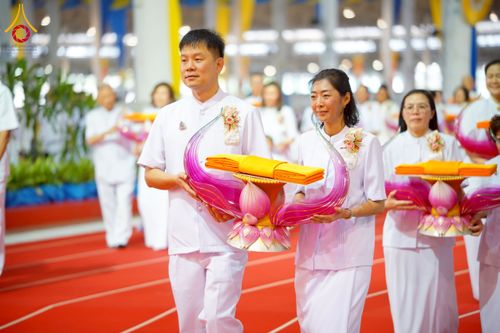 ภาพ No.215409:วันอาทิตย์ต้นเดือนที่ 6 เมษายน พ.ศ. 2568 ขบวนอัญเชิญผ้าป่าสมทบ มหาสังฆทาน 40,000 กว่าวัดทั่วประเทศ ณ สภาธรรมกายสากล วัดพระธรรมกาย