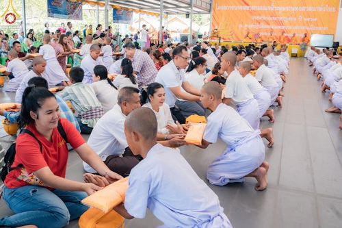 ภาพ No.133463:พิธีขอขมารับผ้าไตร, พิธีบรรพชาสามเณร, สามเณรออกบิณฑบาต ในโครงการบรรพชาสามเณร ฟื้นฟูพระพุทธศาสนาทั่วไทย  ณ ศูนย์ปฏิบัติธรรม และอบรมเยาวชนเมืองยะลา วันที่ 3 เมษายน พ.ศ. 2567