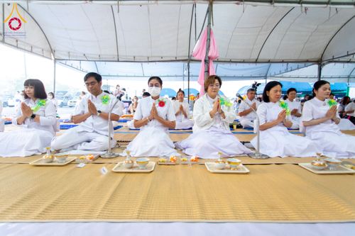 ภาพ No.201824:พิธีถวายภัตตาหารเป็นสังฆทาน แด่พระธรรมยาตรา ณ อนุสรณ์สถานบางปลา วัดบางปลา อำเภอบางเลน จังหวัดนครปฐม ในโครงการธรรมยาตรา กตัญญูบูชา มหาปูชนียาจารย์ พระมงคลเทพมุนี(สด จนฺทสโร) พระผู้ปราบมาร อนุสรณ์สถาน 7 แห่ง ปีที่ 13 วันที่ 26 มกราคม พ.ศ. 2568
