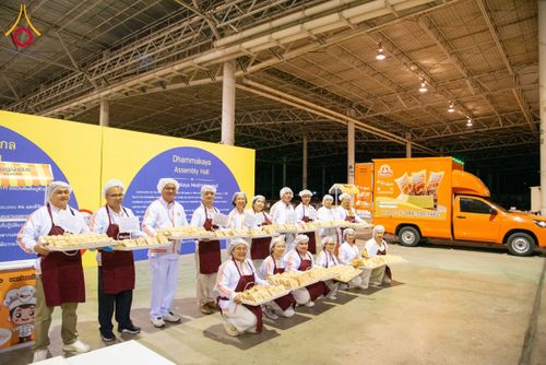 ภาพ No.202704:พิธีถวายภัตตาหารเป็นสังฆทาน แด่พระธรรมยาตรา ณ วัดพระธรรมกาย ตำบลคลองสาม อำเภอคลองหลวง จังหวัดปทุมธานี ในโครงการธรรมยาตรา กตัญญูบูชา มหาปูชนียาจารย์ พระมงคลเทพมุนี(สด จนฺทสโร) พระผู้ปราบมาร อนุสรณ์สถาน 7 แห่ง ปีที่ 13 วันที่ 28 มกราคม พ.ศ. 2568