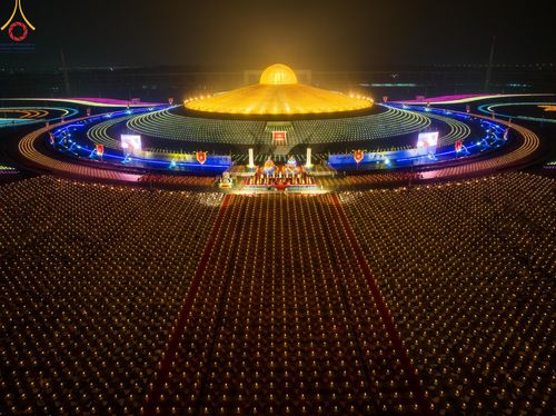 ภาพ No.122240:พิธีจุดประทีปถวายเป็นพุทธบูชา และบูชาธรรมมหาปูชนียาจารย์ พระมงคลเทพมุนี(สด จนฺทสโร) ในโครงการธรรมยาตรา กตัญญูบูชา มหาปูชนียาจารย์ พระมงคลเทพมุนี(สด จนฺทสโร) พระผู้ปราบมาร อนุสรณ์สถาน 7 แห่ง ปีที่ 12 วันที่ 31 มกราคม พ.ศ. 2567 ณ วัดพระธรรมกาย จ.ปทุมธานี (