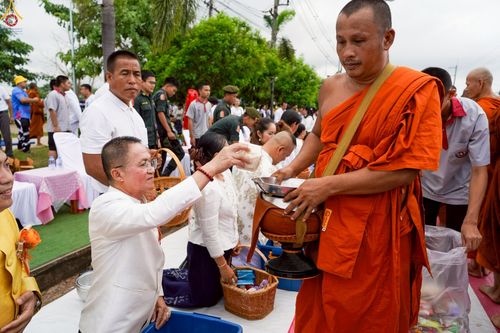 ภาพ No.229871:วันพฤหัสบดีที่ 26 มิถุนายน พ.ศ. 2568 พิธีตักบาตรพระ 1,165 รูป ฉลองก่อตั้งเมืองวานรนิวาส ครบรอบ 164 ปี ณ ถนนวานรนิวาส-อากาศอำนวย อ.วานรนิวาส จ.สกลนคร