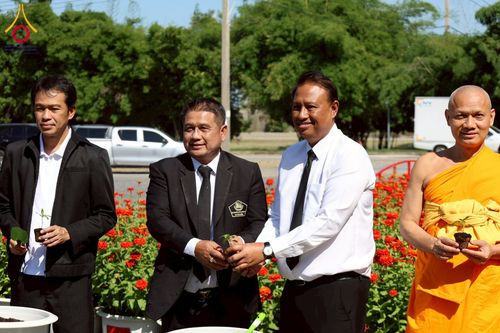 ภาพ No.271941:วันที่ 22 พฤศจิกายน พ.ศ. 2568 ผู้ว่าฯ ปทุมธานี ลงพื้นที่เยี่ยม “อำเภอคลองหลวง” พร้อมชมการเตรียมความพร้อมเทศกาลสวนดอกไม้ปทุมธานี “ทุ่งสวรรค์ ตะวันฉาย” ณ วัดพระธรรมกาย