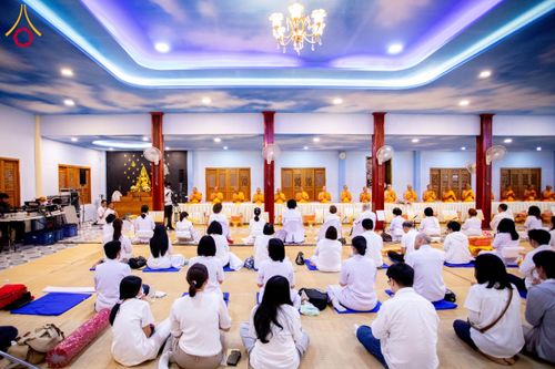 ภาพ No.195899:พิธีถวายภัตตาหารเป็นสังฆทาน แด่พระธรรมยาตรา ณ วัดโบสถ์(บน) ตำบลบางคูเวียง อำเภอบางกรวย จังหวัดนนทบุรี ในโครงการธรรมยาตรา กตัญญูบูชา มหาปูชนียาจารย์ พระมงคลเทพมุนี(สด จนฺทสโร) พระผู้ปราบมาร อนุสรณ์สถาน 7 แห่ง ปีที่ 13 วันที่ 16 มกราคม พ.ศ. 2568