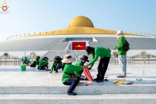 ภาพ No.220795:วันที่ 24-25 เมษายน พ.ศ. 2568 การเก็บงาน ผ้ารับประเคน ผ้าระบาย โต๊ะ เก้าอี้  ภายหลังงานวันคุ้มครองโลก ณ วัดพระธรรมกาย