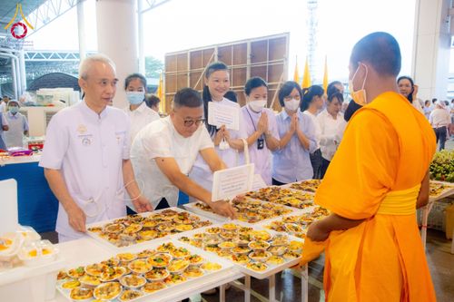ภาพ No.202324:พิธีถวายภัตตาหารเป็นสังฆทาน แด่พระธรรมยาตรา ณ วัดพระธรรมกาย ตำบลคลองสาม อำเภอคลองหลวง จังหวัดปทุมธานี ในโครงการธรรมยาตรา กตัญญูบูชา มหาปูชนียาจารย์ พระมงคลเทพมุนี(สด จนฺทสโร) พระผู้ปราบมาร อนุสรณ์สถาน 7 แห่ง ปีที่ 13 วันที่ 27 มกราคม พ.ศ. 2568
