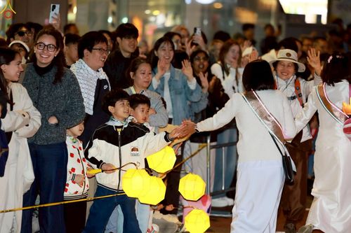 ภาพ No.229578:วันเสาร์ที่ 26 เมษายน พ.ศ. 2568 คณะพระภิกษุสามเณรในโครงการบรรพชาหมู่ 81 รูป  วัดภาวนาโซล ประเทศเกาหลีใต้ ได้ร่วมกับคณะสาธุชนคนไทยในเกาหลีใต้  ร่วมกันเดินขบวนอัญเชิญโคมดอกบัว  เพื่อบูชาแด่องค์สมเด็จพระสัมมาสัมพุทธเจ้า  ในงานเทศกาลวิสาขบูชานานาชาติ ประจำปี