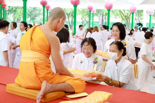 ภาพ No.227720:วันเสาร์ที่ 31 พฤษภาคม พ.ศ.2568 พิธีถวายผ้าไตรแด่สามเณรผู้เข้ารับการอุปสมบท , พิธีอุปสมบทสามเณรเตรียม DCI วัดพระธรรมกาย จ.ปทุมธานี