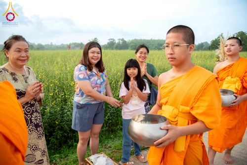 ภาพ No.217957:วันศุกร์ที่ 11 เมษายน พ.ศ. 2568 พระและสามเณร 99 รูป จากศูนย์ปฏิบัติธรรมระยอง(บ้านช่องลม) บิณฑบาต ณ ทุ่งปอเทือง ต.บางบุตร อ.บ้านค่าย จ.ระยอง เพื่อเป็นการฝึกสามเณรภาคฤดูร้อน ผ่านกิจวัตรบิณฑบาตในพื้นที่ชุมชน