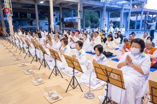 ภาพ No.194923:พิธีถวายภัตตาหารเป็นสังฆทาน แด่พระธรรมยาตรา ณ อนุสรณ์สถานมหาวิหารพระมงคลเทพมุนี (โลตัสแลนด์) อ.สองพี่น้อง จ.สุพรรณบุรี ในโครงการธรรมยาตรา กตัญญูบูชา มหาปูชนียาจารย์ พระมงคลเทพมุนี(สด จนฺทสโร) พระผู้ปราบมาร แห่ง ปีที่ 13 วันที่ 14 มกราคม พ.ศ.2568