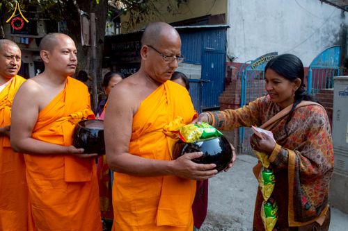 ภาพ No.213130:วันที่ 17 - 18 มีนาคม พ.ศ. 2568 คณะสงฆ์และสามเณรเดินบิณฑบาต รอบเมืองในพื้นที่ วัดสยมภูวนาถและราชวังปาตัน ณ เมืองกาฐมาณฑุ ประเทศเนปาล