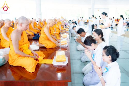 ภาพ No.226548:วันที่ 26 พฤษภาคม พ.ศ. 2568 พิธีบุพเปตพลี ครั้งที่ 164 ร่วมอุทิศบุญแด่หมู่ญาติที่ล่วงลับไปแล้ว และสืบทอดอายุพระพุทธศาสนา ณ หอฉันคุณยายอาจารย์ฯ วัดพระธรรมกาย