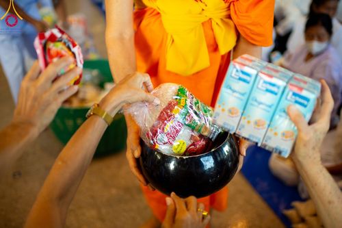 ภาพ No.92132:พิธีตักบาตร ในวันทอดกฐินสามัคคี ประจำปีพุทธศักราช 2566 วันอาทิตย์ต้นเดือนที่ 5 พฤศจิกายน พ.ศ. 2566 ณ สภาธรรมกายสากล วัดพระธรรมกาย จ.ปทุมธานี