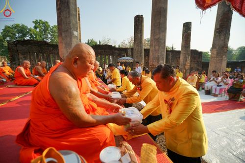 ภาพ No.58712:พิธีตักบาตรพระ ๑,๐๐๐ รูป สมโภชครบรอบ ๘๐๐ ปี พระบรมธาตุเมืองเชลียง ณ วัดพระศรีรัตนมหาธาตุ ราชวรวิหาร  (วัดพระปรางค์) ต.ศรีสัชนาลัย  อ.ศรีสัชนาลัย จ.สุโขทัย วันพฤหัสบดีที่ ๒๕ เมษายน พ.ศ. ๒๕๖๗