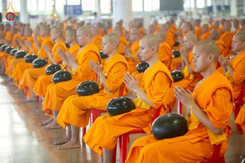 ภาพ No.256790:วันที่ 5 ตุลาคม พ.ศ. 2568 พิธีตักบาตร ข้าวสารอาหารแห้ง ณ บ้านแก้วเรือนทองคุณยายฯ สภาธรรมกายสากล วัดพระธรรมกาย