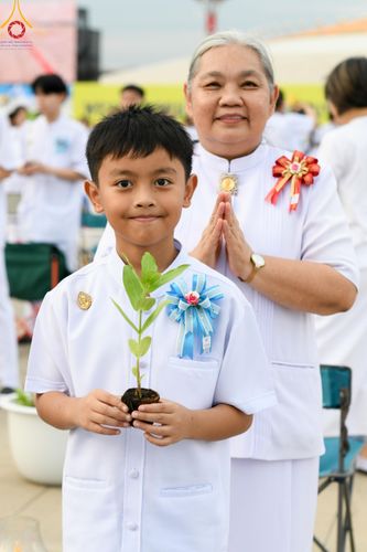ภาพ No.160442:พิธีปลูกต้นทรัพย์บานชื่น ณ ลานธรรม พระมหาธรรมกายเจดีย์ วัดพระธรรมกาย จ.ปทุมธานี วันพฤหัสบดีที่ 10 ตุลาคม พ.ศ. 2567
