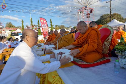 ภาพ No.187169:พิธีตักบาตรพระ ๕๐๐ รูป "สร้างบุญใหญ่ ส่งท้ายปีเก่า ต้อนรับปีใหม่ ๒๕๖๘" วันเสาร์ที่ ๒๘ ธันวาคม พ.ศ. ๒๕๖๗ ณ ถนนหน้าที่ว่าการอำเภอภูเรือ จังหวัดเลย