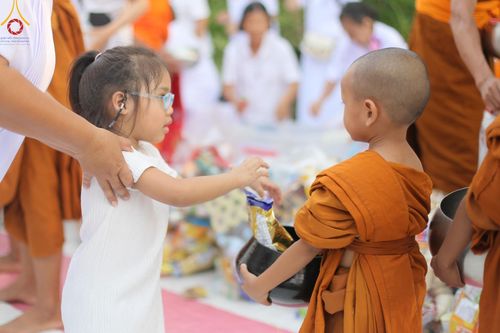 ภาพ No.135415:โครงการตักบาตรข้าวสารอาหารแห้งพระภิกษุสามเณร ๑,๐๐๐ รูป วันอังคารที่ ๙ เมษายน พ.ศ.๒๕๖๗ ณ ถนนหน้าที่ว่าการอำเภอคลองขลุง (เส้นเลียบแม่น้ำปิง) ตำบลคลองขลุง อำเภอคลองขลุง จังหวัดกำแพงเพชร