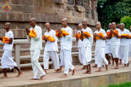 ภาพ No.231063:วันที่ 1 กรกฎาคม พ.ศ. 2568 โครงการบรรพชาสามเณร 300 รูป ถวายเป็นพุทธบูชา  วันอาสาฬหบูชา ณ จุดกำเนิดพระรัตนตรัย  ต้นแหล่งธัมมจักกัปปวัตตนสูตร เมืองพาราณสี  สารนาถ ประเทศอินเดีย