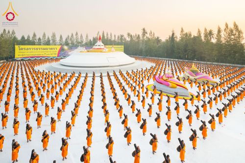 ภาพ No.191707:พระธรรมยาตราปฏิบัติธรรม และถ่ายภาพหมู่ประวัติศาสตร์ ณ อนุสรณ์สถานคลองบางนางแท่น อ.สามพราน จ.นครปฐม ในโครงการธรรมยาตรา กตัญญูบูชา มหาปูชนียาจารย์ พระมงคลเทพมุนี(สด จนฺทสโร) พระผู้ปราบมาร อนุสรณ์สถาน 7 แห่ง ปีที่ 13 วันที่ 8 มกราคม พ.ศ. 2568