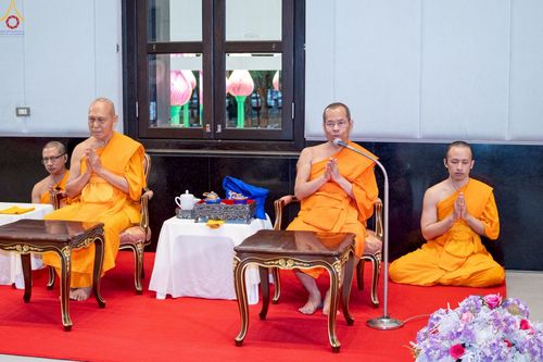 ภาพ No.230957:วันอังคารที่ 1 กรกฎาคม พ.ศ. 2568 ผู้ว่าราชการจังหวัดปทุมธานี เป็นประธานพิธีต้อนรับ สัญญาบัตร พัดยศ พระครูสัญญาบัตรสายต่างประเทศ วัดพระธรรมกาย ประจำปี พ.ศ. 2568 จำนวน 19 รูป