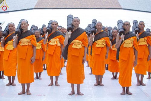 ภาพ No.189219:พระธรรมยาตราปฏิบัติธรรม และถ่ายภาพหมู่ประวัติศาสตร์ ในโครงการธรรมยาตรา กตัญญูบูชา มหาปูชนียาจารย์ พระมงคลเทพมุนี(สด จนฺทสโร) พระผู้ปราบมาร อนุสรณ์สถาน 7 แห่ง ปีที่ 13 วันที่ 4 มกราคม พ.ศ. 2568 ณ อนุสรณ์สถานมหาวิหารพระมงคลเทพมุนี (โลตัสแลนด์) อ.สองพี่น้อง