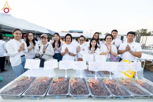 ภาพ No.193615:สาธุชนถวายภัตตาหารเป็นสังฆทาน แด่พระธรรมยาตรา ณ อนุสรณ์สถานคลองบางนางแท่น อ.สามพราน จ.นครปฐม ในโครงการธรรมยาตรา กตัญญูบูชา มหาปูชนียาจารย์ พระมงคลเทพมุนี(สด จนฺทสโร) พระผู้ปราบมาร อนุสรณ์สถาน 7 แห่ง ปีที่ 13 วันที่ 11 มกราคม พ.ศ. 2568