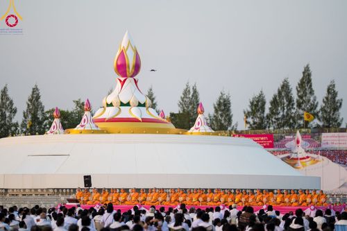 ภาพ No.109594:พิธีจุดประทีปถวายเป็นพุทธบูชา และบูชาธรรมมหาปูชนียาจารย์ วันที่ 10 มกราคม พ.ศ. 2567 ณ อนุสรณ์สถานคลองบางนางแท่น อ.สามพราน จ.นครปฐม
