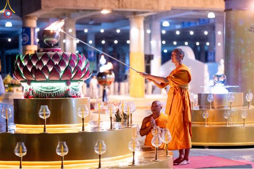 ภาพ No.154832:พิธีจุดประทีป, พิธีฉลองชัยสวดมนต์บทธัมมจักกัปปวัตนสูตร ณ มหารัตนวิหารคด วัดพระธรรมกาย วันอังคารที่ 17 กันยายน พ.ศ. 2567