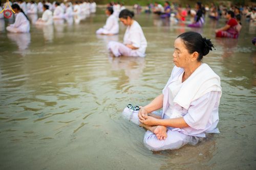 ภาพ No.63295:Photo Story  มหัศจรรย์วัดดงดินแดง Episode 1  พิธีปลงผมนาคธรรมทายาท  ในโครงการบรรพชาอุปสมบทหมู่ ฟื้นฟูพระพุทธศาสนาทั่วไทย วัดดงดินแดง ณ ลำน้ำแม่ตื่น อ.อมก๋อย จ.เชียงใหม่ วันที่ 2 เมษายน พ.ศ. 2567