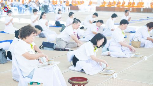 ภาพ No.268326:วันที่ 8 พฤศจิกายน พ.ศ. 2568 พิธีถวายภัตตาหารเมนูสวรรค์ เพื่อการบรรลุธรรม ณ หอฉันคุณยายอาจารย์ฯ วัดพระธรรมกาย